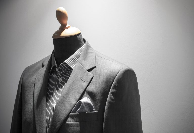 Pranie eleganckich ubrań – dlaczego pralnia, nie domowa pralka?